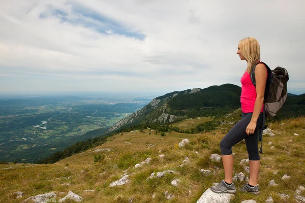 Treking - žena, Turistika v horách na klidném den sumer — Stock fotografie