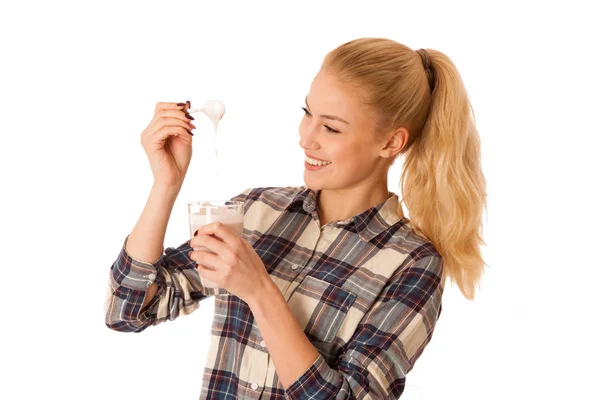Carino donna bionda mangiare yogurt alla frutta isolato su dorso biancogr — Foto Stock
