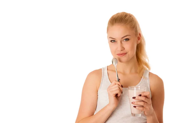 Carino donna bionda mangiare yogurt alla frutta isolato su dorso biancogr — Foto Stock