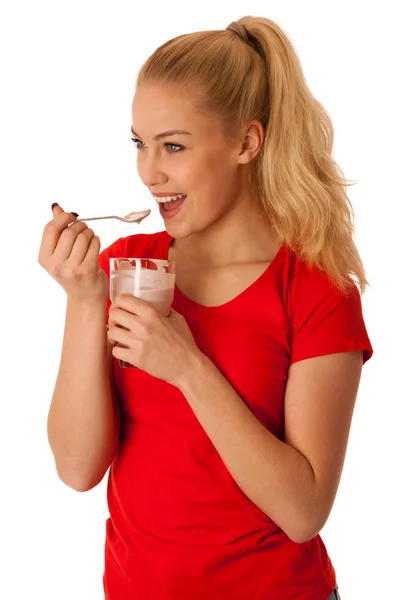 Carino donna bionda mangiare yogurt alla frutta isolato su dorso biancogr — Foto Stock