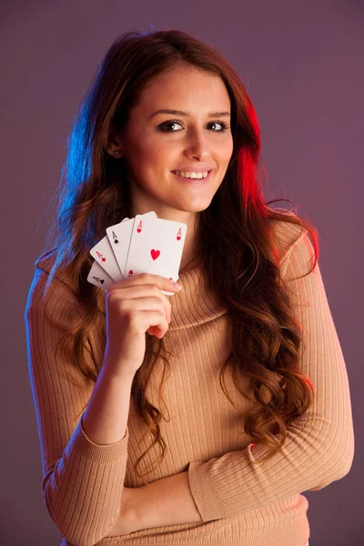 Dört as poker oyun, g için bir işaret olarak tutan güzel esmer — Stok fotoğraf