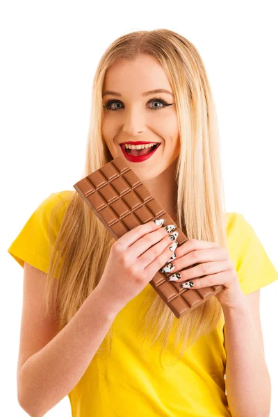 Linda mujer joven comiendo chocolate aislado sobre fondo blanco — Foto de Stock
