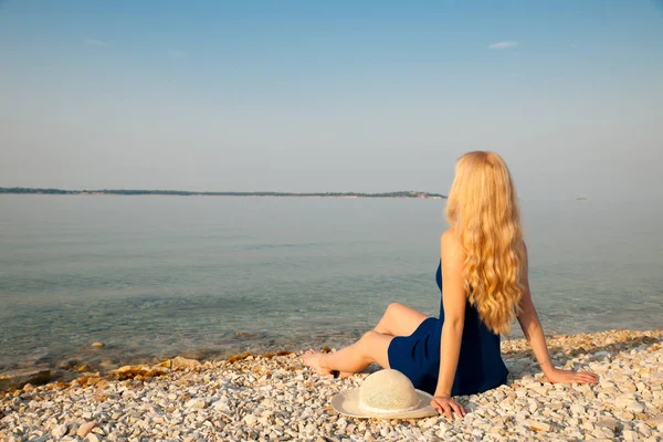 Молодая женщина отдыхает на пляже солнечным летним утром — стоковое фото