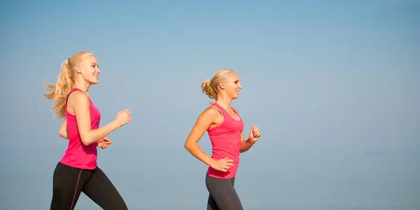 Twee Vrouwen Lopen Het Strand Vroege Ochtend Zomer Training — Stockfoto