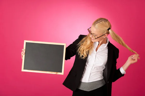 Mulher de negócios funky segurando um quadro negro em branco - professor — Fotografia de Stock