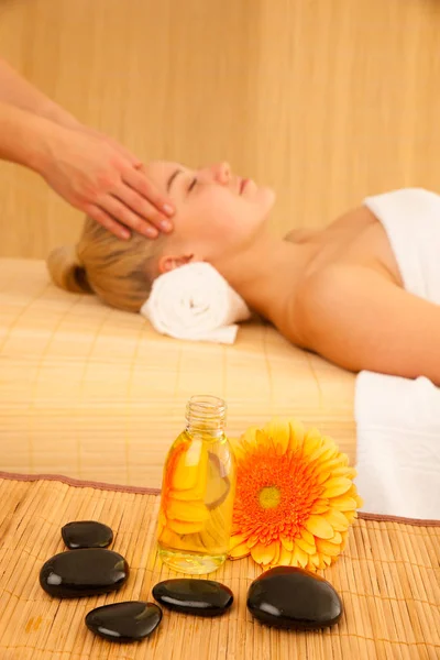 Belle femme blonde enyoing massage traitement dans le salon de sève — Photo