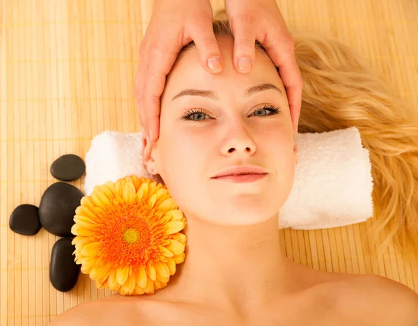 Bella donna bionda che fa un massaggio facciale nel salone spa — Foto Stock