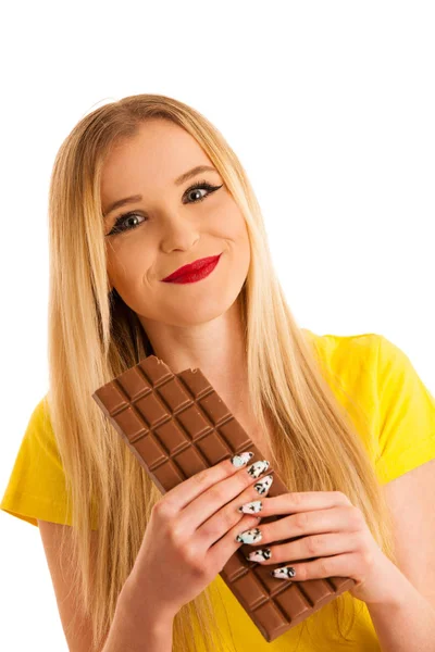 Linda mujer joven comiendo chocolate aislado sobre fondo blanco — Foto de Stock