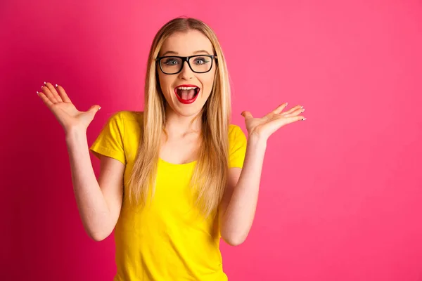 Jonge vrouw enthousiast over roze achtergrond gebaar succes met ar — Stockfoto