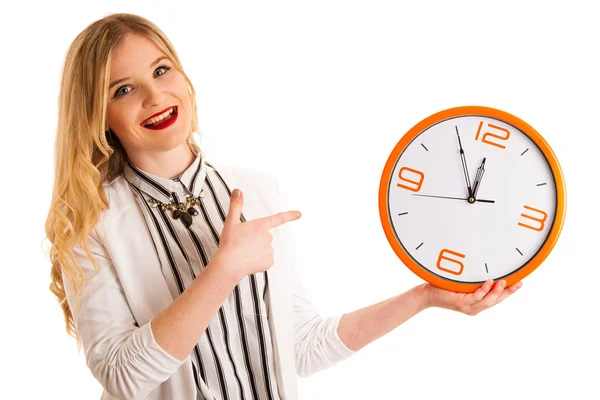 美丽业务女人抱着一个时钟作为标志的时间管理 — 图库照片