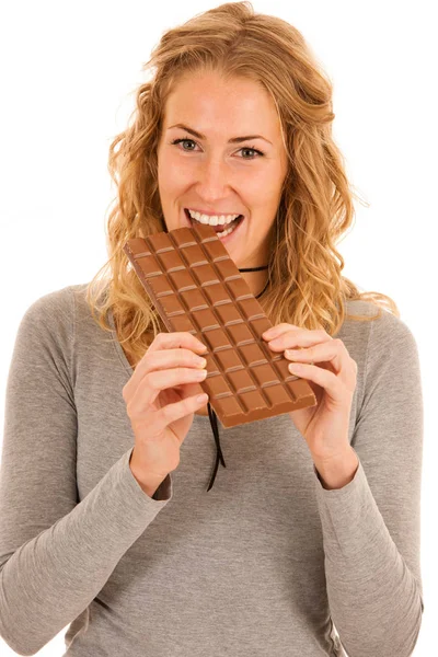 Leuke jonge vrouw eten van chocolade geïsoleerd op witte achtergrond — Stockfoto