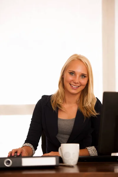 De baas - zakenvrouw werkt in het kantoor met computer - ha — Stockfoto