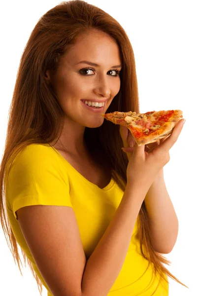 Mulher come deliciosa pizza isolada sobre fundo branco — Fotografia de Stock