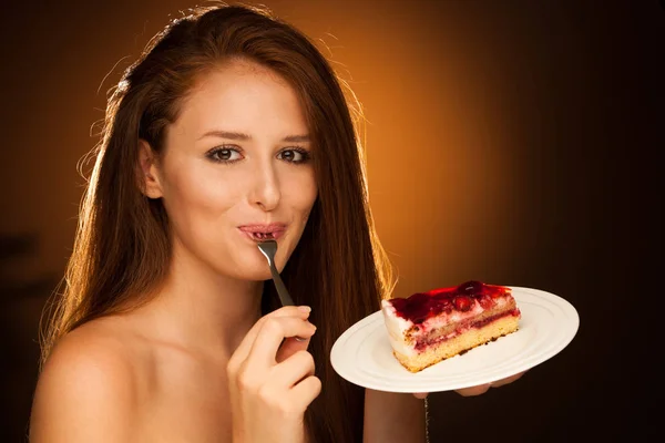 Gâteau aux fraises - wman mange dessert sucré isolé — Photo
