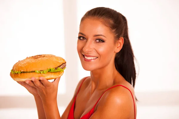 女人吃汉堡包孤立在白色的背景 — 图库照片