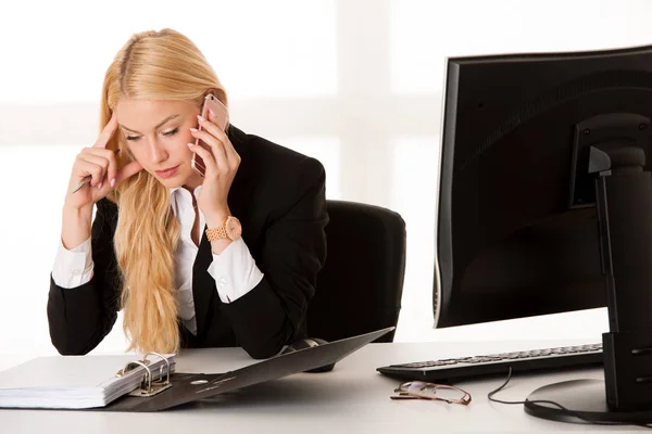 Business woman talking on phone in office — Stock Photo, Image