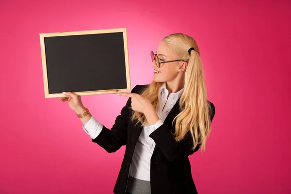 Mulher de negócios funky segurando um quadro negro em branco - professor — Fotografia de Stock