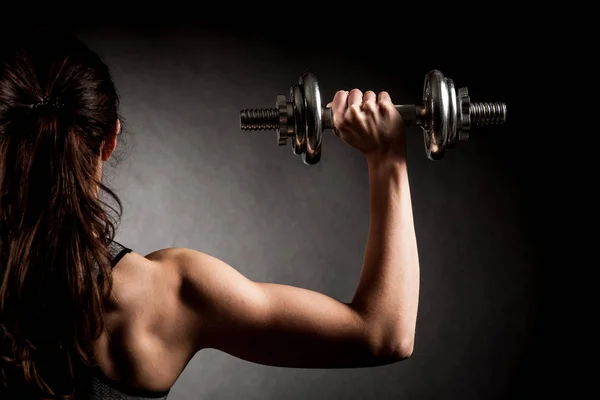 Atractiva mujer en forma se resuelve con pesas como un concep fitness — Foto de Stock