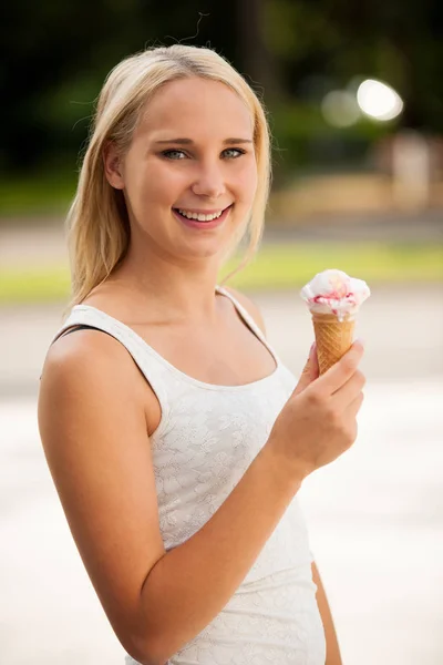 Woman eating ice cream in a park on a hot summer day — Stock Photo, Image
