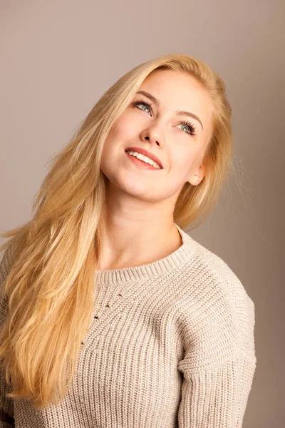 Portret van de schoonheid van een schattige blonde vrouw — Stockfoto