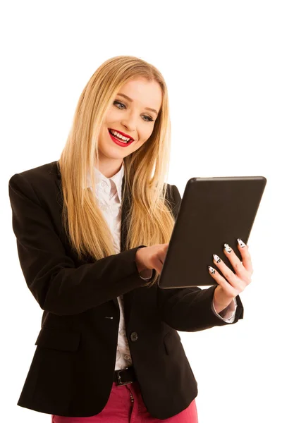 Schöne Geschäftsfrau surft auf ihrem Tablet im Internet — Stockfoto