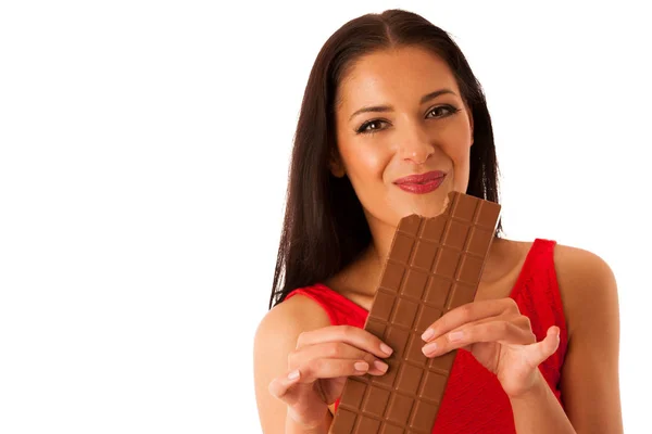 Hermosa mujer joven come chocolate aislado sobre fondo blanco — Foto de Stock