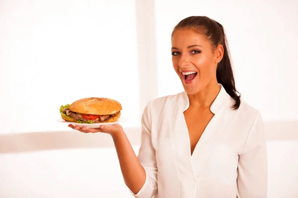 女人吃汉堡包孤立在白色的背景 — 图库照片