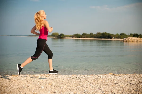 Th ビーチ - 初夏の朝に海に近い女性バッテリーでジョギング — ストック写真