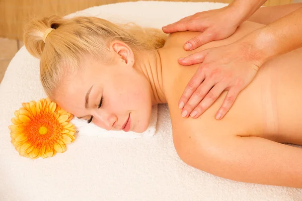 Mooie blonde vrouw enyoing massagebehandeling in sap salon — Stockfoto