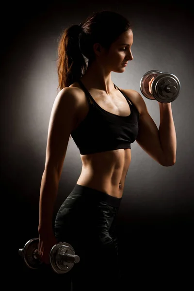 Atractiva mujer en forma se resuelve con pesas como un concep fitness —  Fotos de Stock