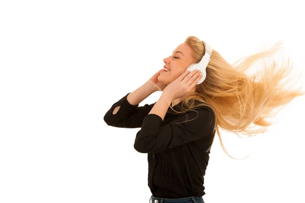 Hermosa joven mujer escucha la música en los auriculares y dan —  Fotos de Stock