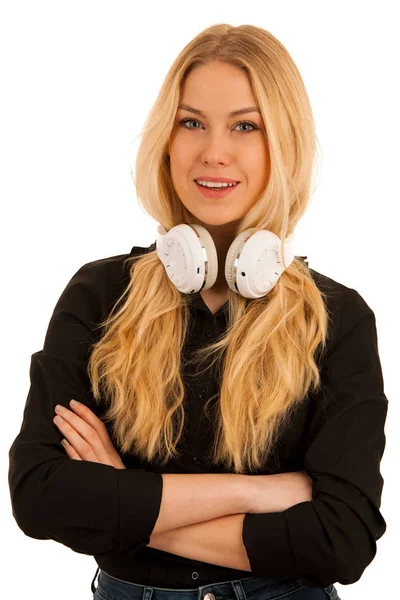 Krásná mladá žena poslouchá hudbu do sluchátek a dan — Stock fotografie