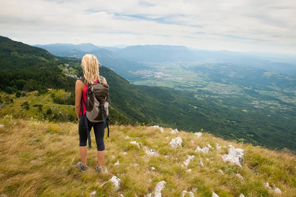 Trekking - mulher caminhando nas montanhas em um dia calmo de verão — Fotografia de Stock