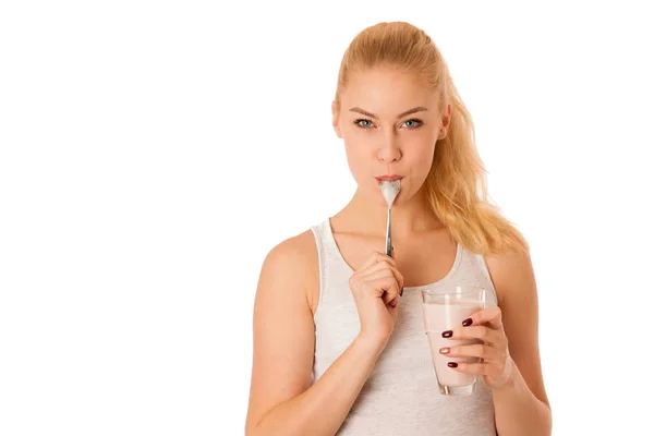 Mulher loira bonito comer iogurte de frutas isolado sobre backgr branco — Fotografia de Stock