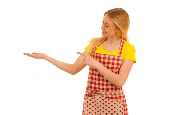 Jeune femme cuisinier points pour copier l'espace comme elle présente nouveau réceptif — Photo