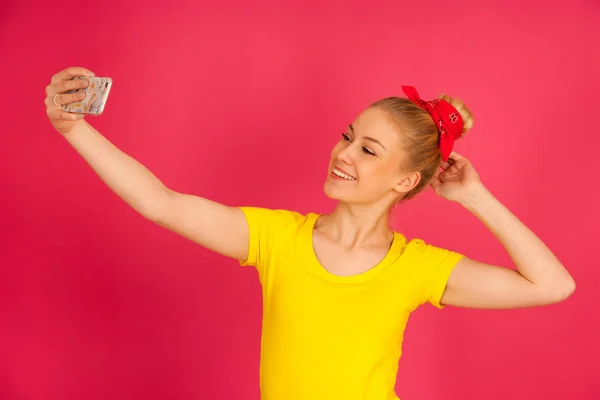 Hermosa joven rubia adolescente en camiseta amarilla tomando se —  Fotos de Stock