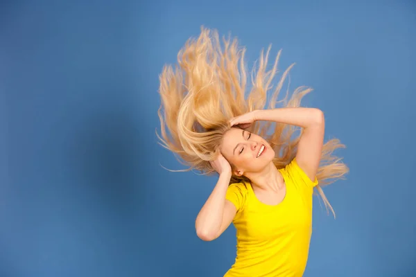 Beautiful young blond teenage woman in vibrant t shirt dance iso — Stock Photo, Image