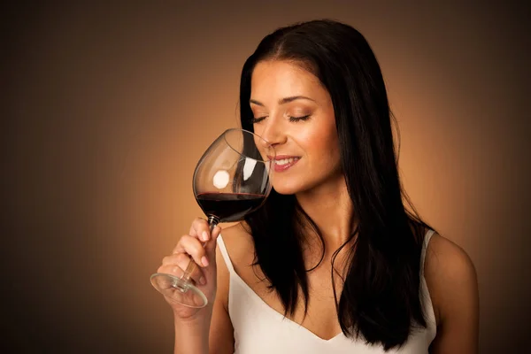 Elegante donna con un bicchiere di vino rosso — Foto Stock