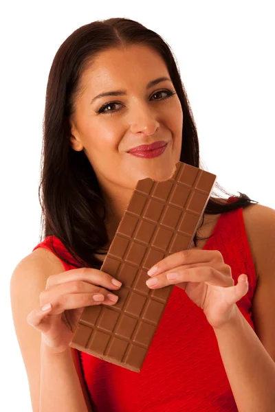 Mooie jonge vrouw eet chocolade geïsoleerd over witte backgro — Stockfoto