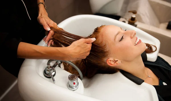 Frisör på jobbet - frisören Tvätta hår till kunden — Stockfoto
