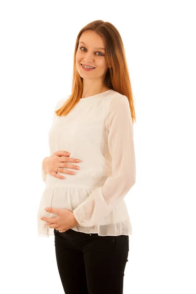 Schöne schwangere Frau hält Bauch isoliert über weißem Rücken — Stockfoto