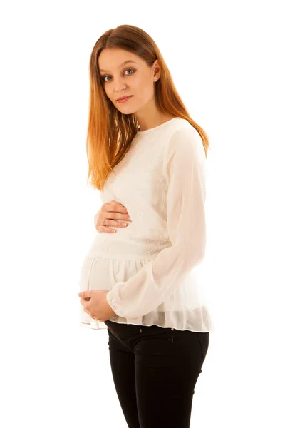 Красивая беременная женщина держит живот изолирован над белой спинкой — стоковое фото