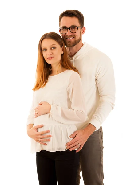 Schöne schwangere Frau und Mann stehen isoliert über weiß - — Stockfoto