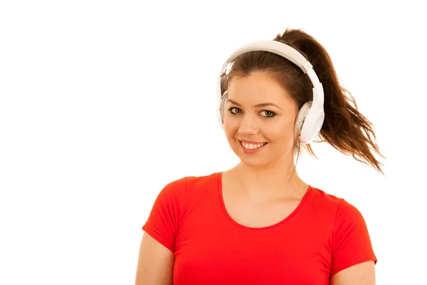 Mujer joven escucha música con auriculares aislados sobre respaldo blanco —  Fotos de Stock