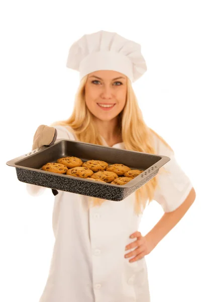 Mooie blonde vrouw in jurk van de chef-kok bakt koekjes geïsoleerd via — Stockfoto