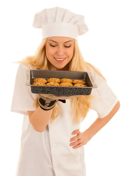 Hermosa mujer rubia en vestido de chef hornea galletas aisladas sobre — Foto de Stock
