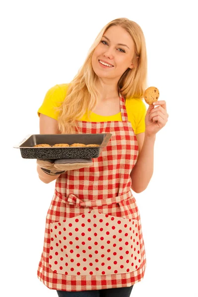 Jovem mulher assar biscoitos isolados sobre fundo branco — Fotografia de Stock