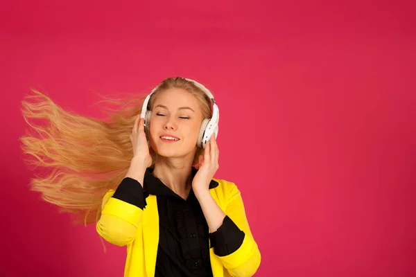 Beautiful young woman in black and yellow vibrant dress dances a — Stock Photo, Image