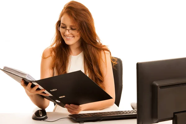 ビジネスの女性は、オフィスのコンピューター上のデータベースをチェック — ストック写真