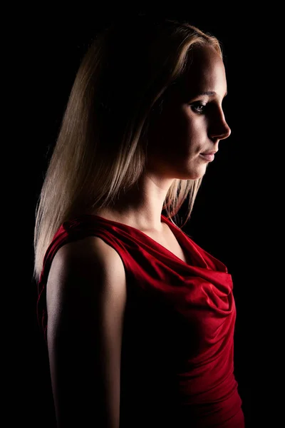 Σκοτεινή ομορφιά πορτρέτο του μια όμορφη νεαρή γυναίκα με κόκκινο πουκάμισο — Φωτογραφία Αρχείου